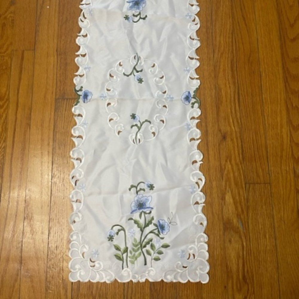 vtg table runner rectangle blue floral bouquet lace trim cotton boho shabby 34"
